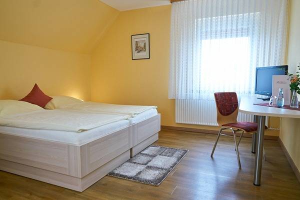 Landgasthof Fleischhauer - Doppelzimmer Katg. 1 Standard (auch zur Alleinbenutzung) mit eigenem Badezimmer in Homberg (Ohm), Vogelsberg Region