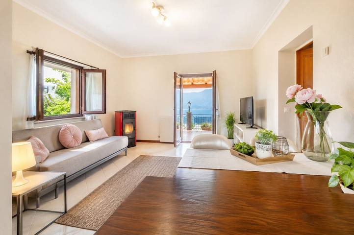Ferienwohnung für 3 Personen, mit Terrasse und Garten sowie Seeblick und Ausblick in Stazzona