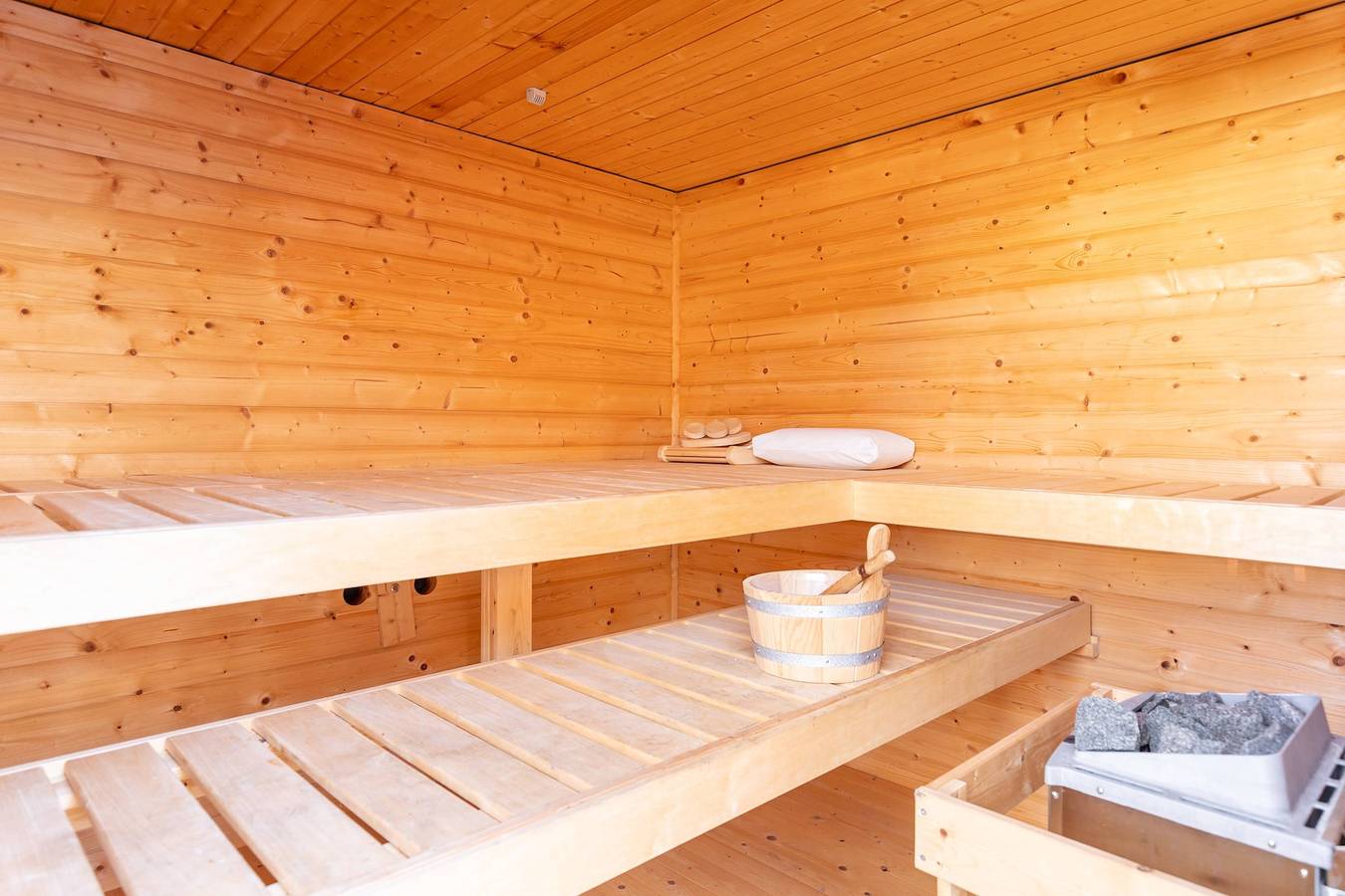 Entire holiday apartment, Oasis Loft | Patio, Parking, Sauna & Bbq in Alt-West, Leipzig