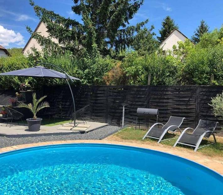 Ferienhaus für 4 Personen, mit Terrasse und Garten sowie Pool