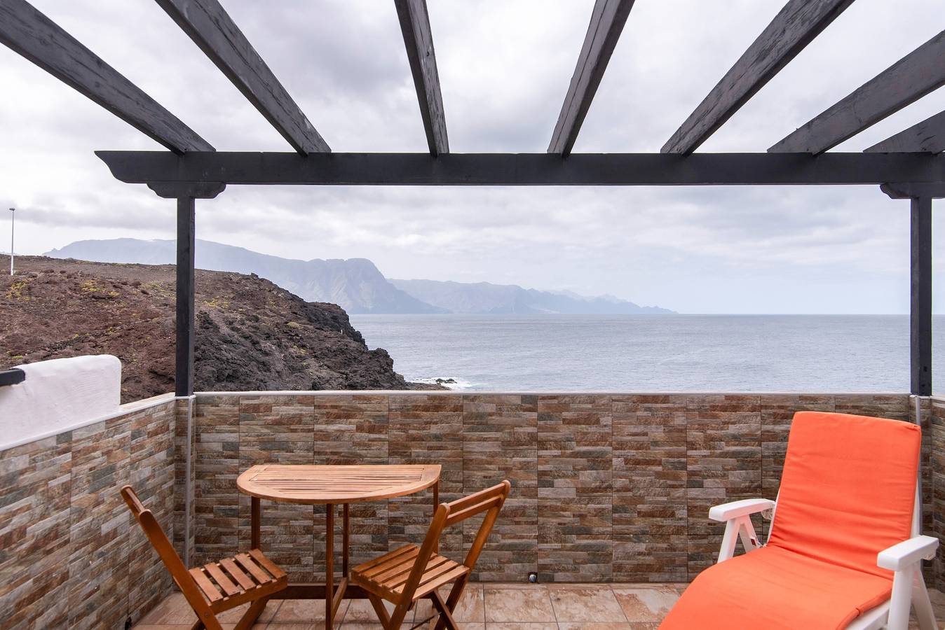 Holiday Home "Faro de Sardina Frente al Mar" with Sea View, Pool & Wi-Fi in Gáldar, North Gran Canaria