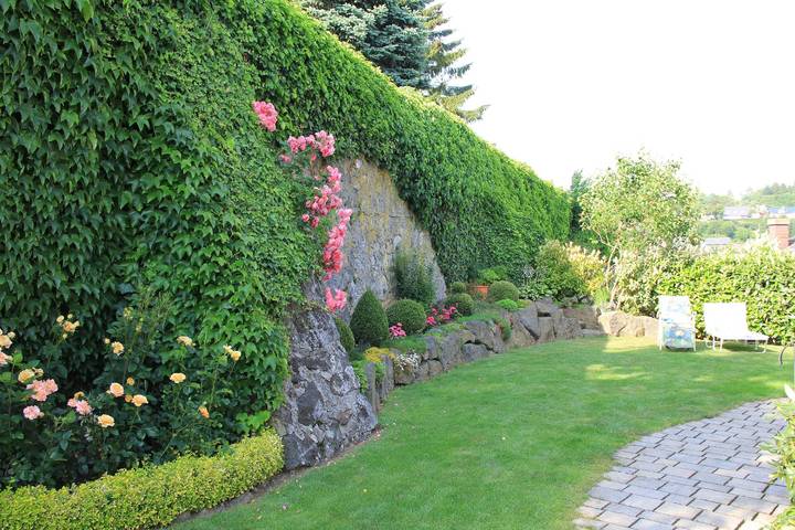 Ganze Ferienwohnung, 4-Bett-Ferienwohnung mit Balkon und Terrasse in Daun, Vulkaneifel
