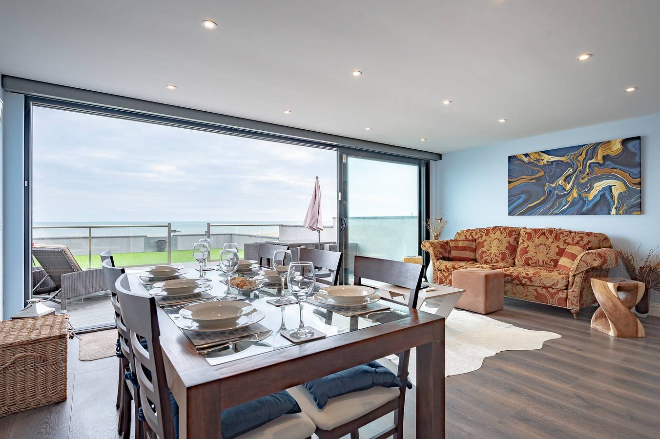 Oceanfront Villa with Stunning Beach Views in Pevensey, Sussex Oriental