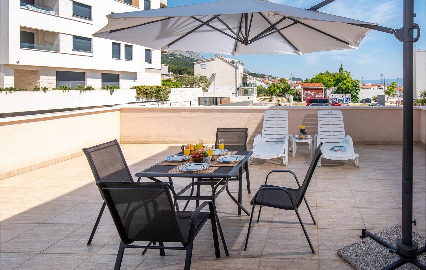 Entire holiday apartment, Cozy Apartment with Terrace, Wi-Fi & Parking, 1km to the Beach in Podstrana, Split-Dalmatia