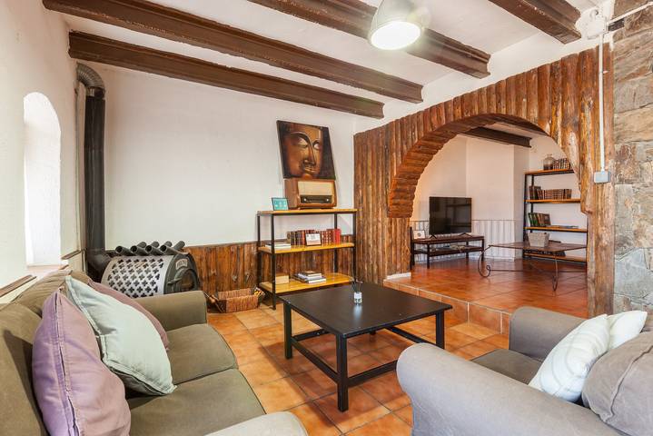Haustierfreundliches Ferienhaus Masia Alt mit Bergblick, Pool, WLAN, Garten und Terrasse in Olèrdola, Barcelona Binnenland