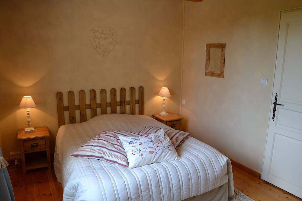 Large charming mountain retreat for 12, close to ski resorts and lake with beach in Seyne, Alpes-de-Haute-Provence