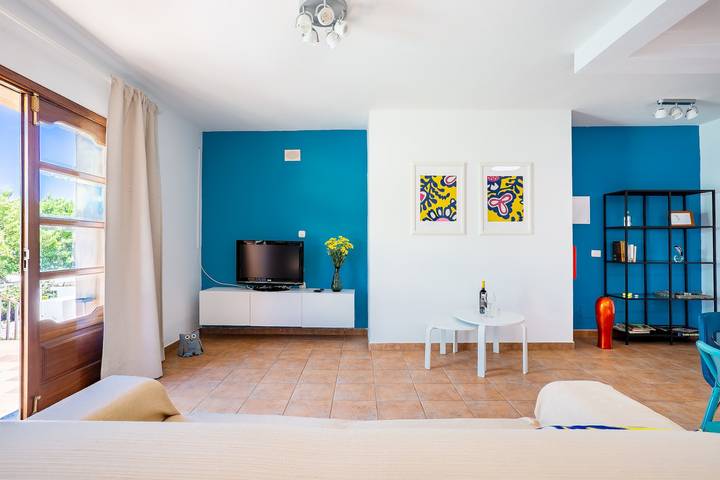 Entire apartment, Vacation Home "Villa Jupe" with Terraces, Garden, Ocean/Mountain Views & Wi-Fi in Tías, Lanzarote