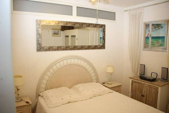 Appartement entier, Beau rez-de-jardin avec terrasse, vue mer et accès direct à la plage - piscine in Bormes-les-Mimosas, Parc national de Port-Cros