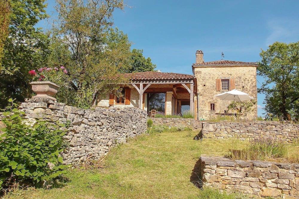 Casa en la cima de una colina con vista al valle in Bouzic, Périgord Noir