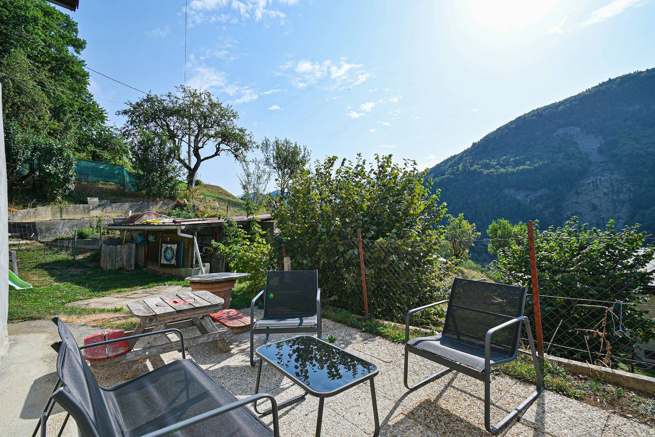 Appartement entier, Appartement dans maison avec vue montagne, terrasse privée et Wi-Fi in Saint Ferréol, Région d'Annecy