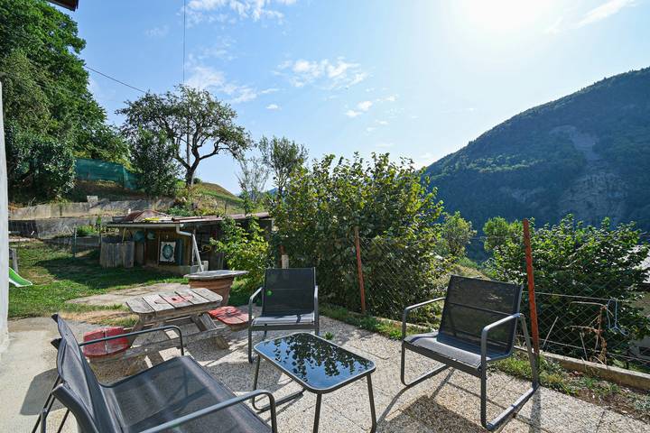 Appartement entier, Appartement dans maison avec vue montagne, terrasse privée et Wi-Fi in Saint Ferréol, Région d'Annecy