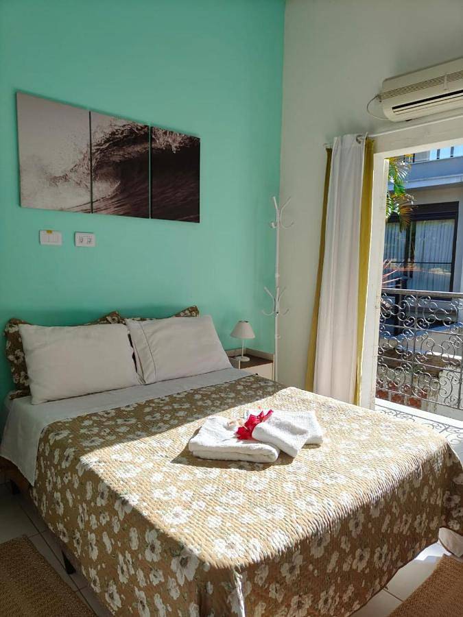 Casas e apartamentos de temporada para 2 pessoas, com piscina e jardim na Barra do Una