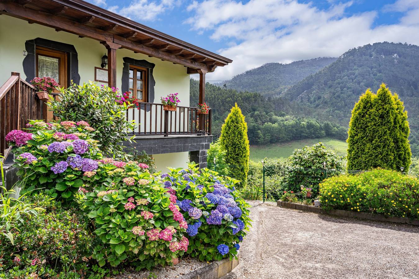Casa de férias 'Maseda 1' com vista para a montanha, terraço partilhado e jardim privado in Villayón, Costa Verde (Espanha)