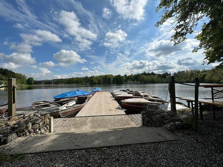 Ferienwohnung für 5 Personen, mit Ausblick und Garten sowie Pool und Seeblick