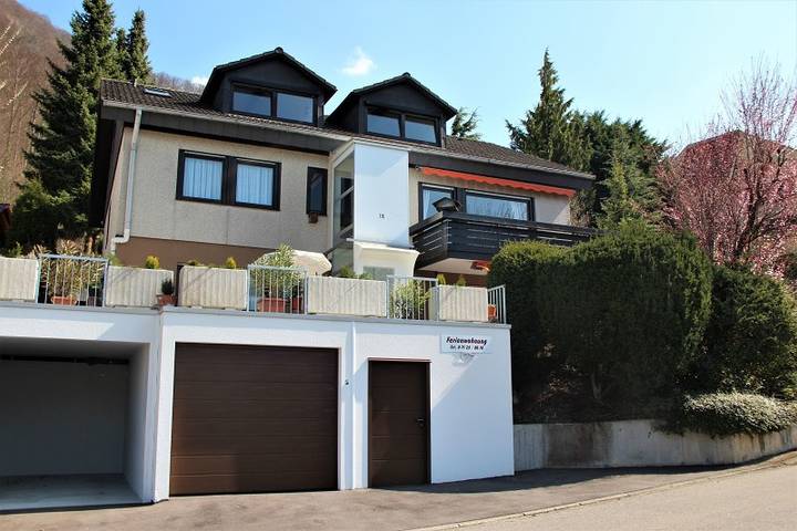 Ganze Ferienwohnung, Haus Franziska - Ferienwohnung 60qm, 1 Schlafzimmer, max.2 Personen in Bad Urach, Albsteig Etappe 9