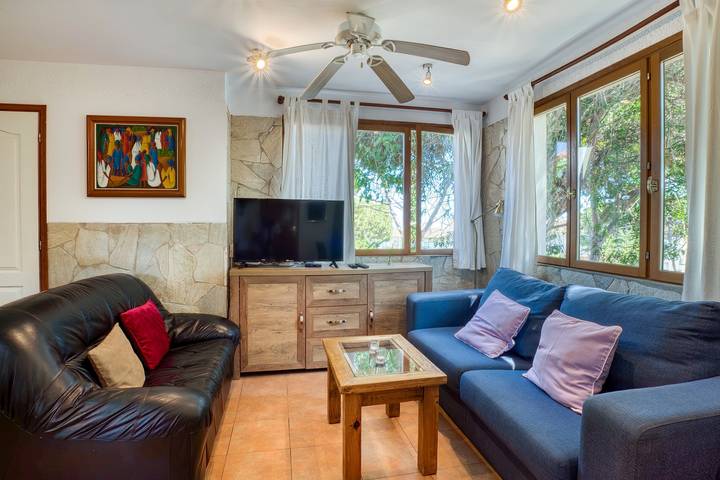 Apartamento entero, Apartamento con terraza y vistas al mar, piscina, Wi-Fi y jardín in Platja de Sant Jordi (Calonge), Calonge