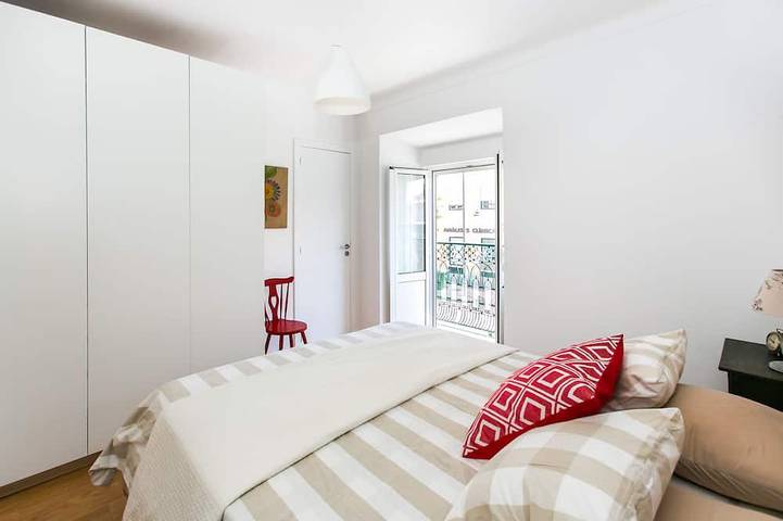 Entire apartment, Belem! Charming 2 Bedroom Apartment w terrace, Wifi & free street parking in Ajuda, Costa de Lisboa