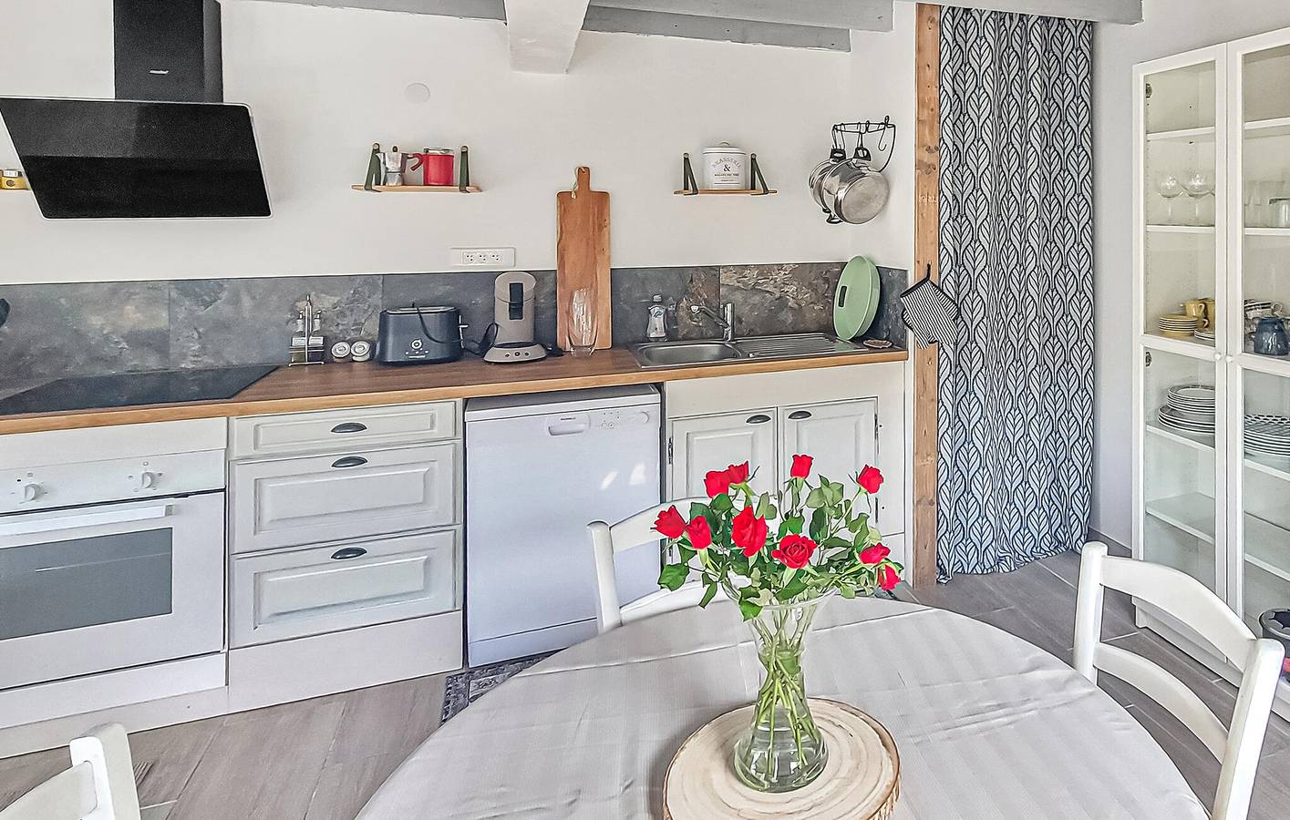 Acogedor apartamento con piscina y jardín, a 900 m de la playa, cerca de restaurantes y del río in Salavas, Gorges de l’Ardèche