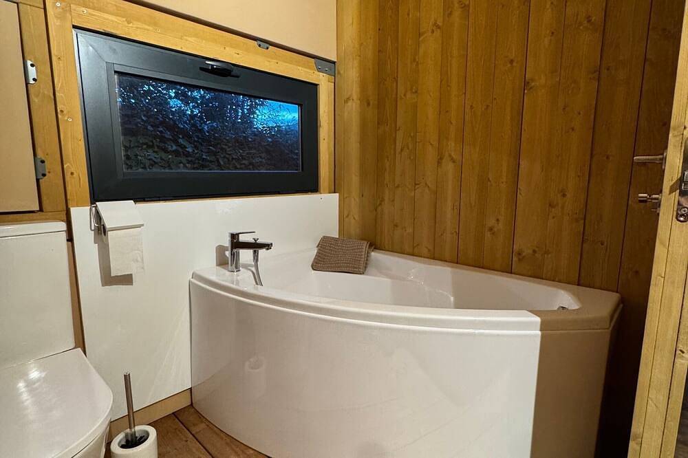 Entire apartment, Tipi Lodge Glamp 'Marguerite' with Direct Forest Access, Private Terrace & Air Conditioning in Le Boulou, Céret region