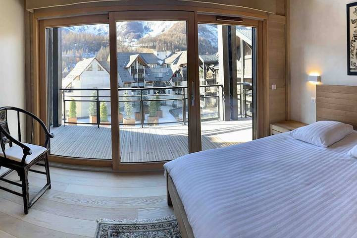 The Nánshān under-roof chalet: spacious, bright and ideally located in Auron. in Auron, Saint-Étienne-de-Tinée