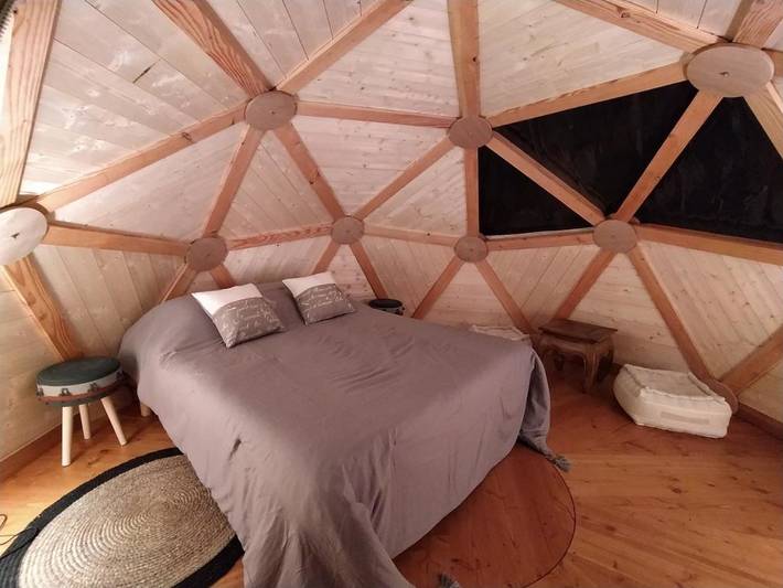 Tente pour 2 personnes, avec jardin et terrasse ainsi que piscine et vue