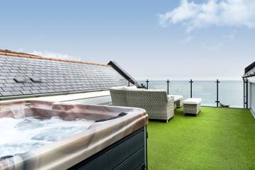 Holiday Home for 10 People in Cornwall, South West England, Photo 1