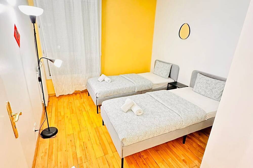 Appartement entier, 2Br+Salon+Parking La Défense, 10 min walk to metro in Courbevoie, Hauts-de-Seine