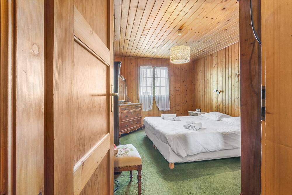 Family chalet with views of the Alps and lake, above Montreux in Caux in Montreux, Genfer See