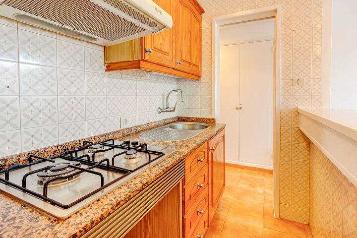 Charming Villa with Pool & Balcony, 1.5km to Beach in Playa de las Américas, Arona