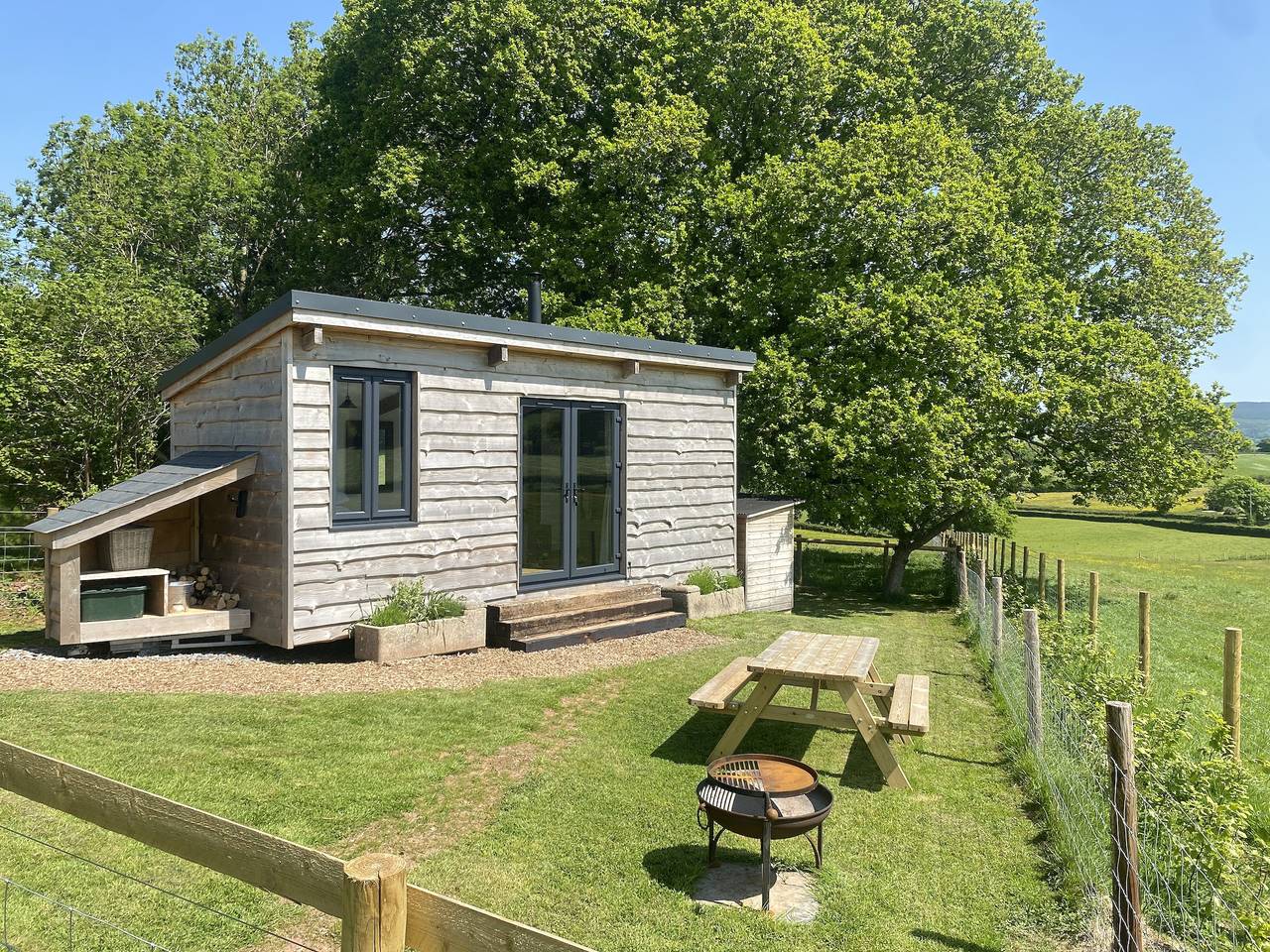 1 Bed Hut - Sleeps 4 - Pets - Parking in Wotton Courtney, Somerset