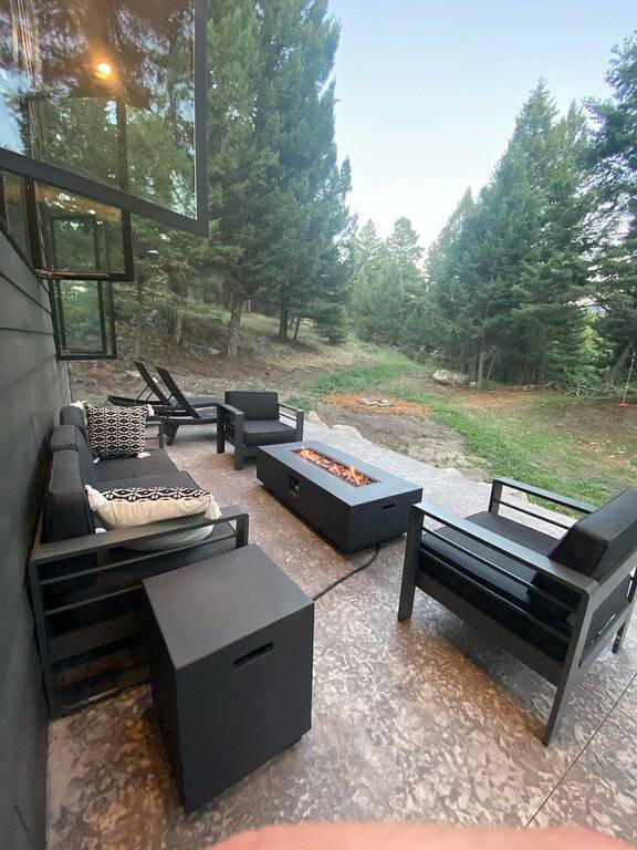 Romantic, Private Cabin with hot tub for couples. Close to Discovery Ski Hill in Granite County