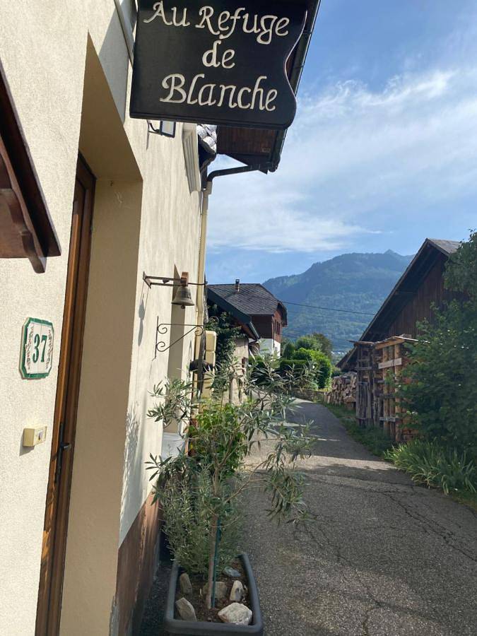 Location de vacances pour 3 personnes, avec vue ainsi que jardin et terrasse à Faverges - 2