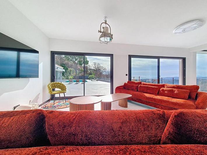 Location de vacances pour 11 personnes, avec piscine ainsi que vue et terrasse, animaux acceptés à Aspremont