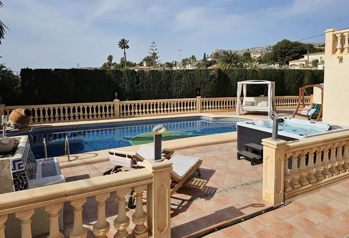 Villa für 8 Personen, mit Balkon und Whirlpool sowie Terrasse und Garten in Calpe