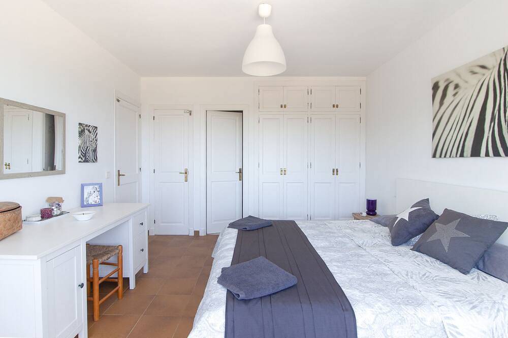 3 Schlafzimmer Villa mit privatem Pool und herrlichem Meerblick 5 Minuten vom Strand entfernt. W-Lan in Arenal d'en Castell, Es Mercadal