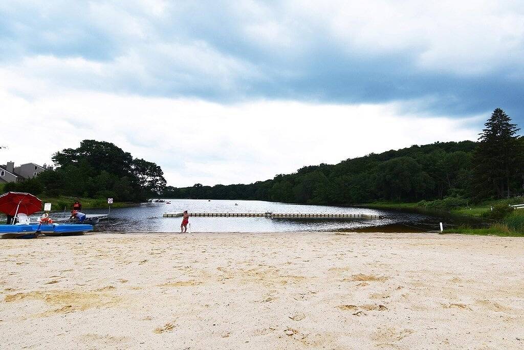 Mountain Cabin, Firepit + Fireplace, Free pool, gym, ski, water sports + more in Saw Creek, Pike County