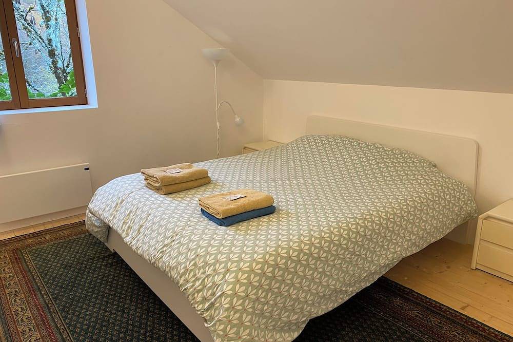 Large, renovated country house. Children and pets welcome! in Chaumard, Lac de Pannecière