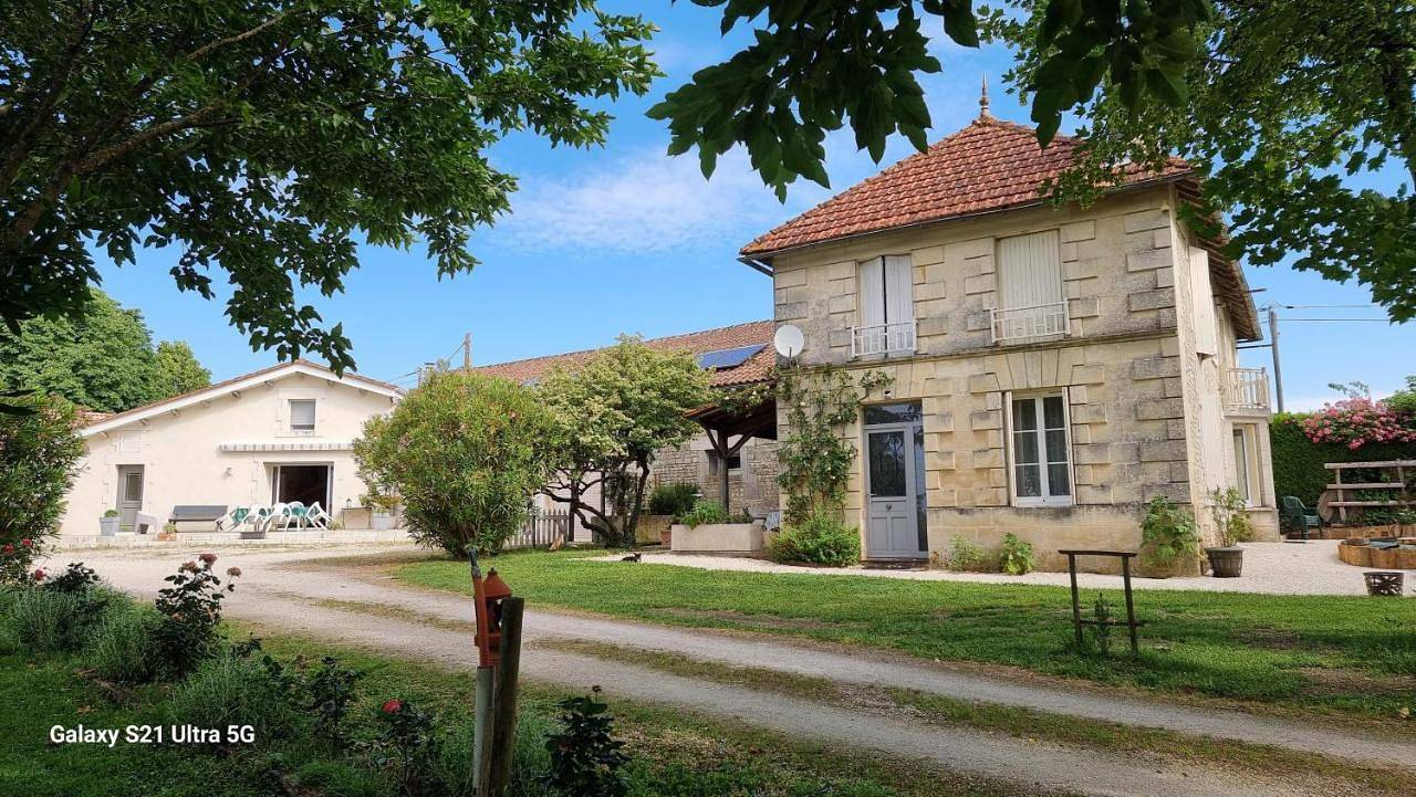 Five-Bedroom House in Fontaines-d'Ozillac, Région de Jonzac