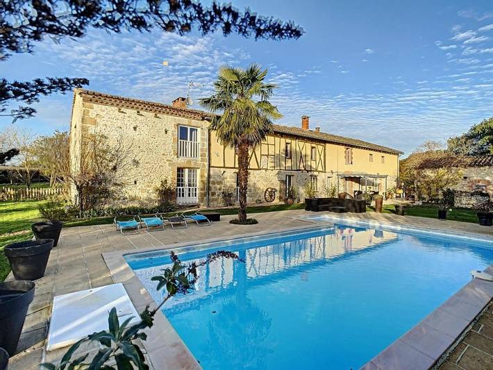 Location de vacances pour 17 personnes, avec Terrasse et Jacuzzi ainsi que Jardin et Piscine à Teyssode