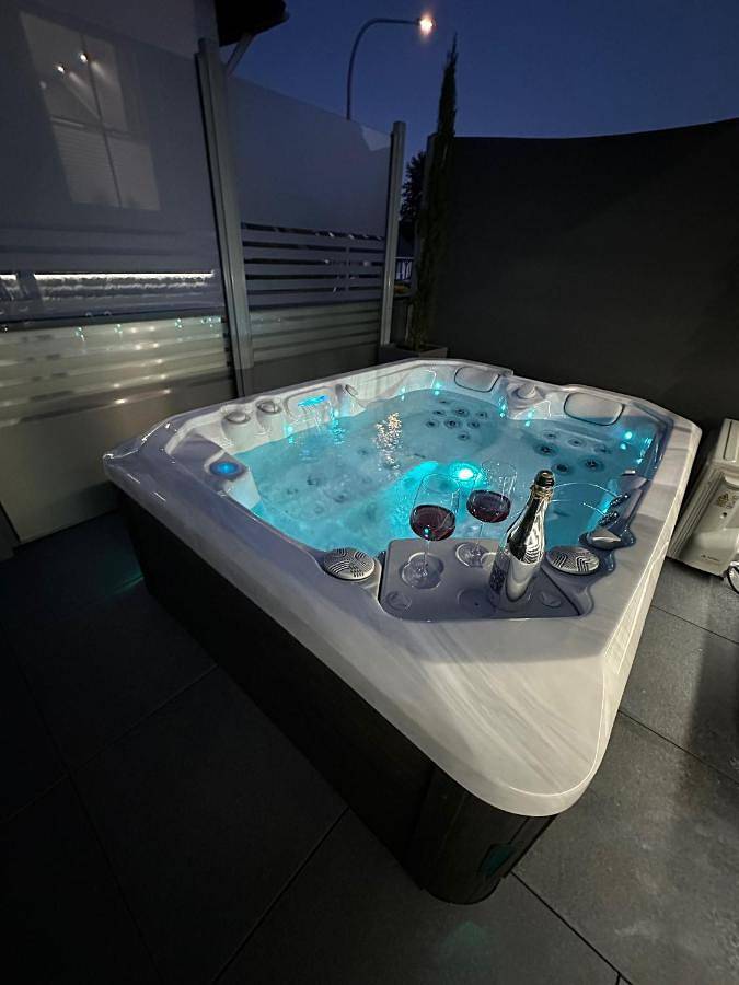 Ferienwohnung für 4 Personen, mit Sauna und Pool sowie Whirlpool und Balkon, kinderfreundlich