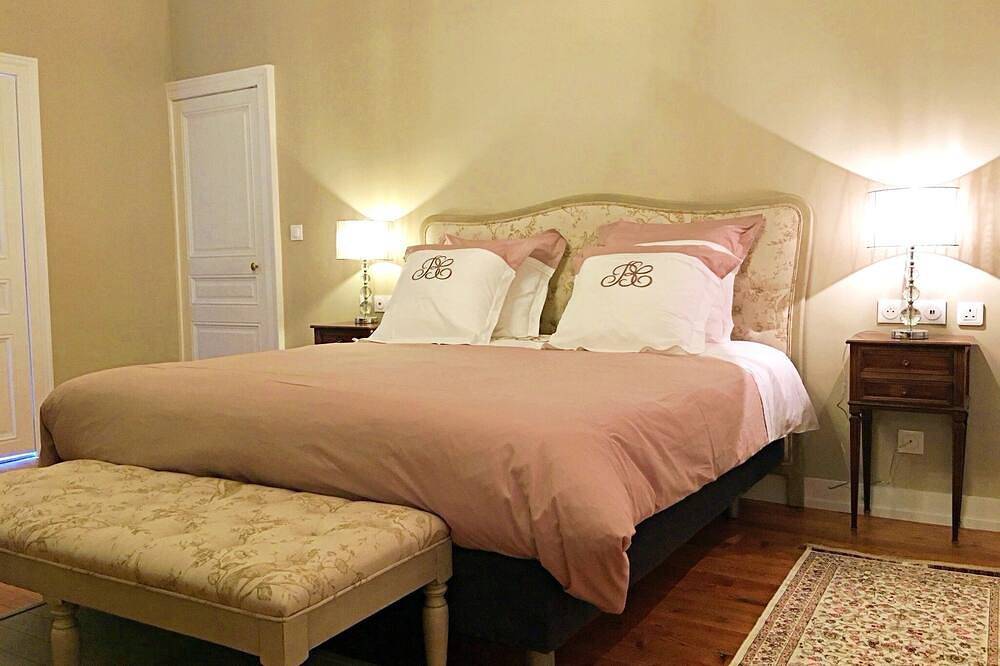 Room 1 King size double bedroom in Jarzé, Région d'Angers