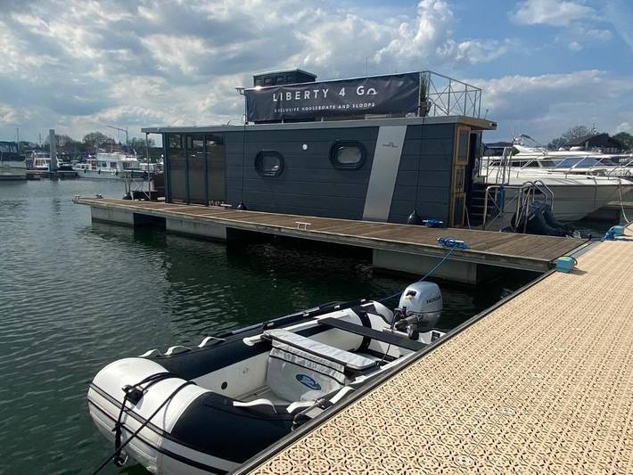 Location de vacances pour 6 personnes, avec vue ainsi que vue sur le lac et balcon à Kinrooi