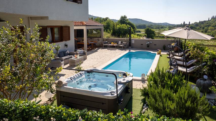 Villa für 8 Personen, mit Sauna und Terrasse sowie Whirlpool und Garten - 1