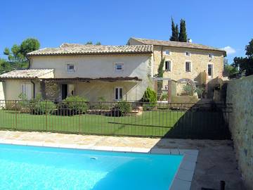 Gîte pour 2 personnes, avec terrasse ainsi que piscine et jardin, animaux acceptés à Vallon-Pont-d'Arc
