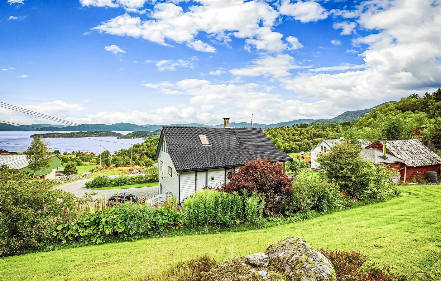 Ferienhaus für 8 Personen mit Terrasse in Tysnes