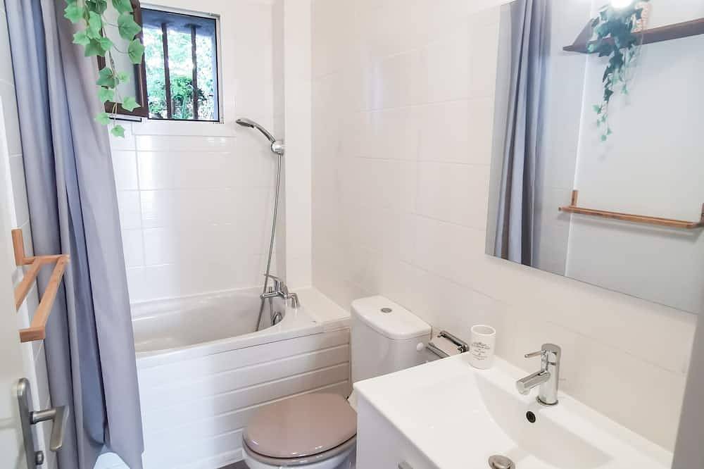 Geheel appartement, Le 62 🌟spacious T2🌟 Jardin🌴 parking & streetcar 💕 in Grenoble, Isère