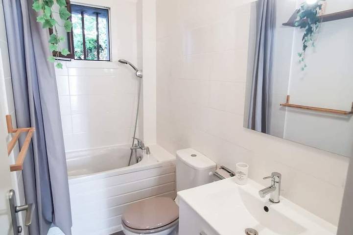 Appartement entier, Le 62 🌟spacious T2🌟 Jardin🌴 parking & tram 💕 in Grenoble, Isère