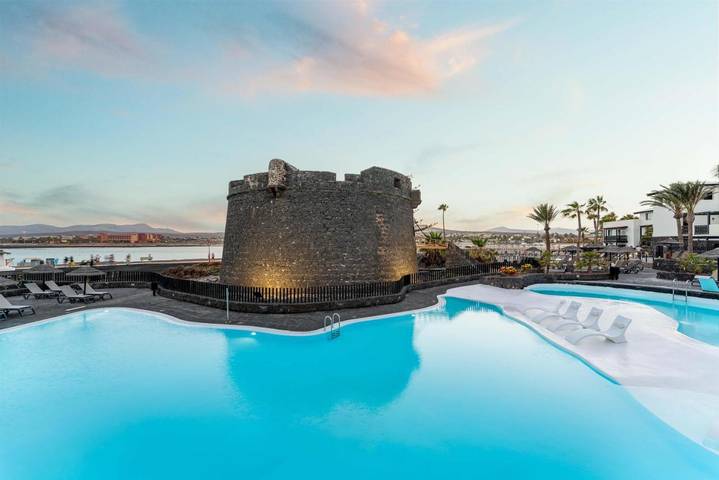Hotel para 4 personas, con Balcón y Jacuzzi además de Terraza y Jardín en Caleta de Fuste