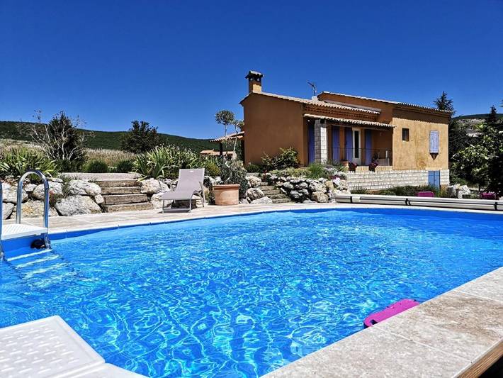 Location de vacances pour 8 personnes, avec Balcon et Terrasse ainsi que Jardin et Piscine à Ongles