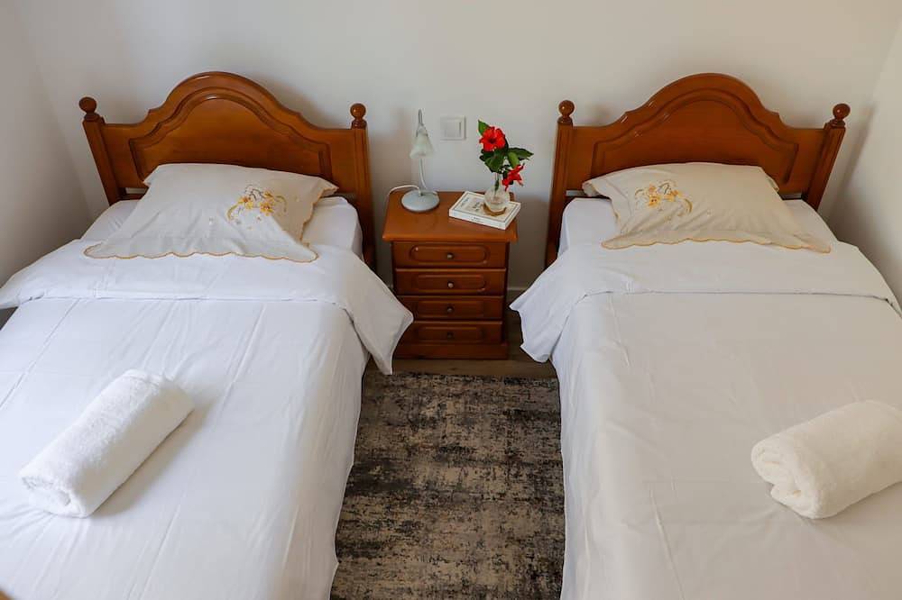 A peaceful, relaxing place with privileged view of the sea. in Pináculo, Tabua
